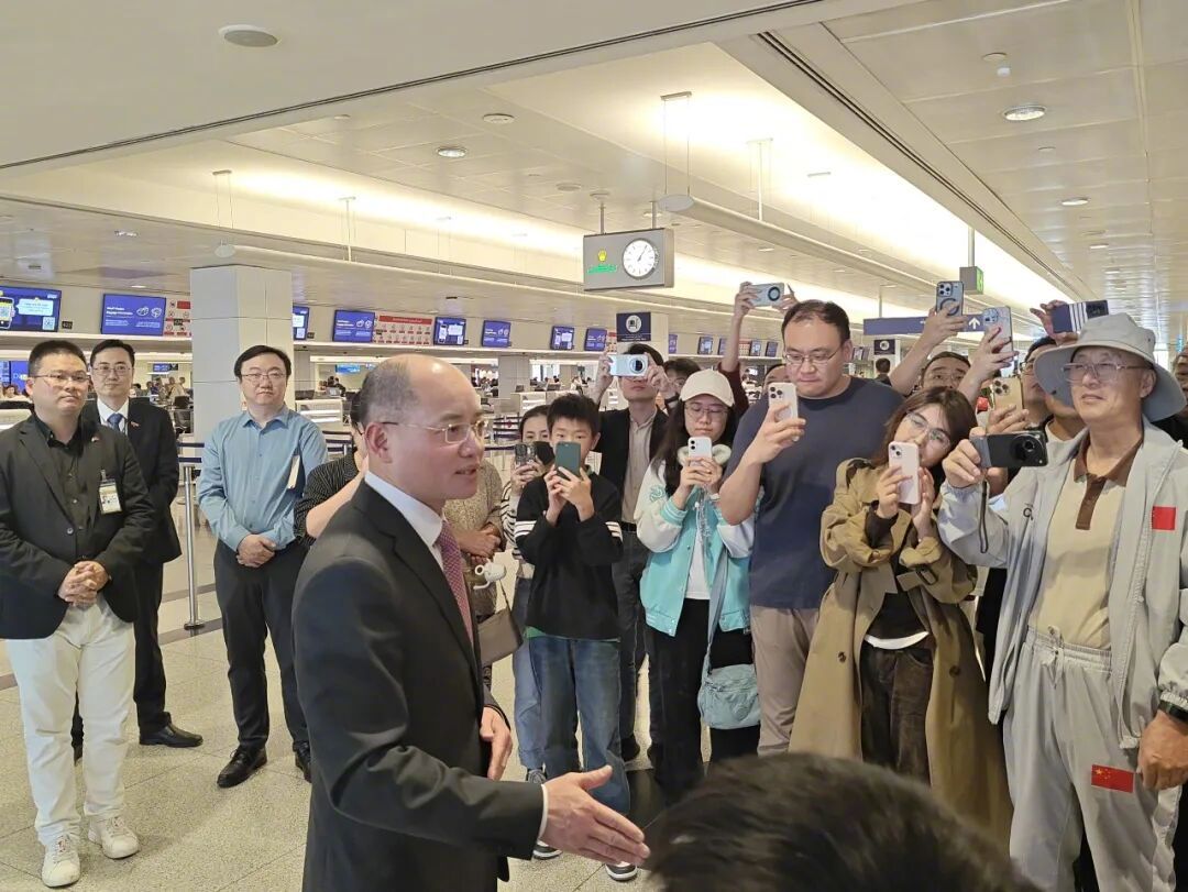 #中国大使刚上任就到机场送同胞回国#【中国新大使刚抵达迪拜履新，就到机场为同胞送