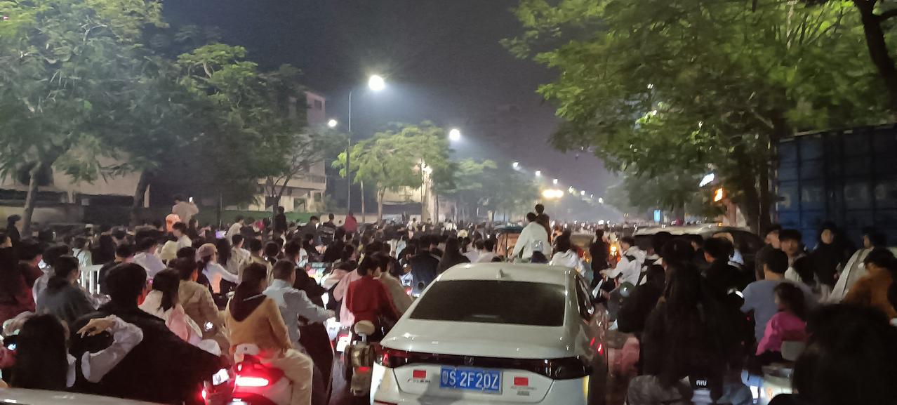 十几万人来青年公园跨年晚会，一路堵跨年，新一年开始了，钱没赚到，年又到了