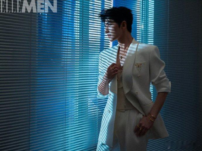 杨洋慷慨且富有杨洋深v好大方 沉浸在大片的魅力之中，杨洋《ELLEMEN》完全最