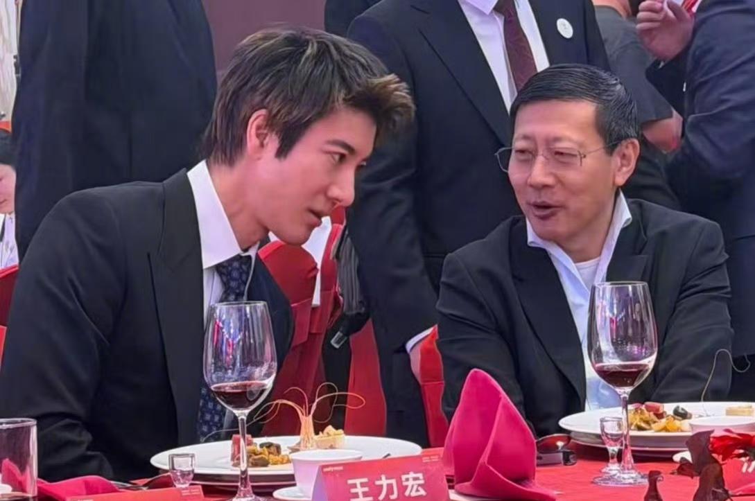 宇树科技上市庆功宴歌手王力宏坐主桌和沈南鹏相聊甚欢，王力宏时不时歪头靠近沈南鹏听