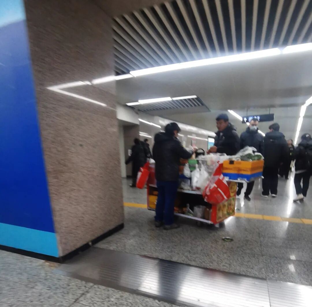 网友反映：长春地铁2号线文化广场地铁站里面， A 口到 D 口之间的通道，天天从