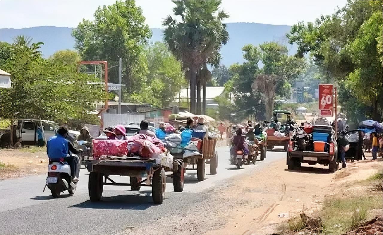 中国的俩邻居，凌晨突然大打出手，局势失控已出现全面开战的前兆！

2025年12