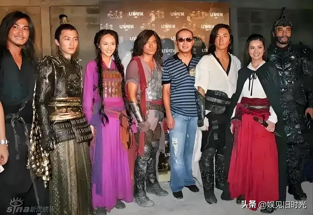 这是当年《风云》剧组演员合影，
我就想问下这个紫色衣服、身材高挑的女孩是唐嫣？