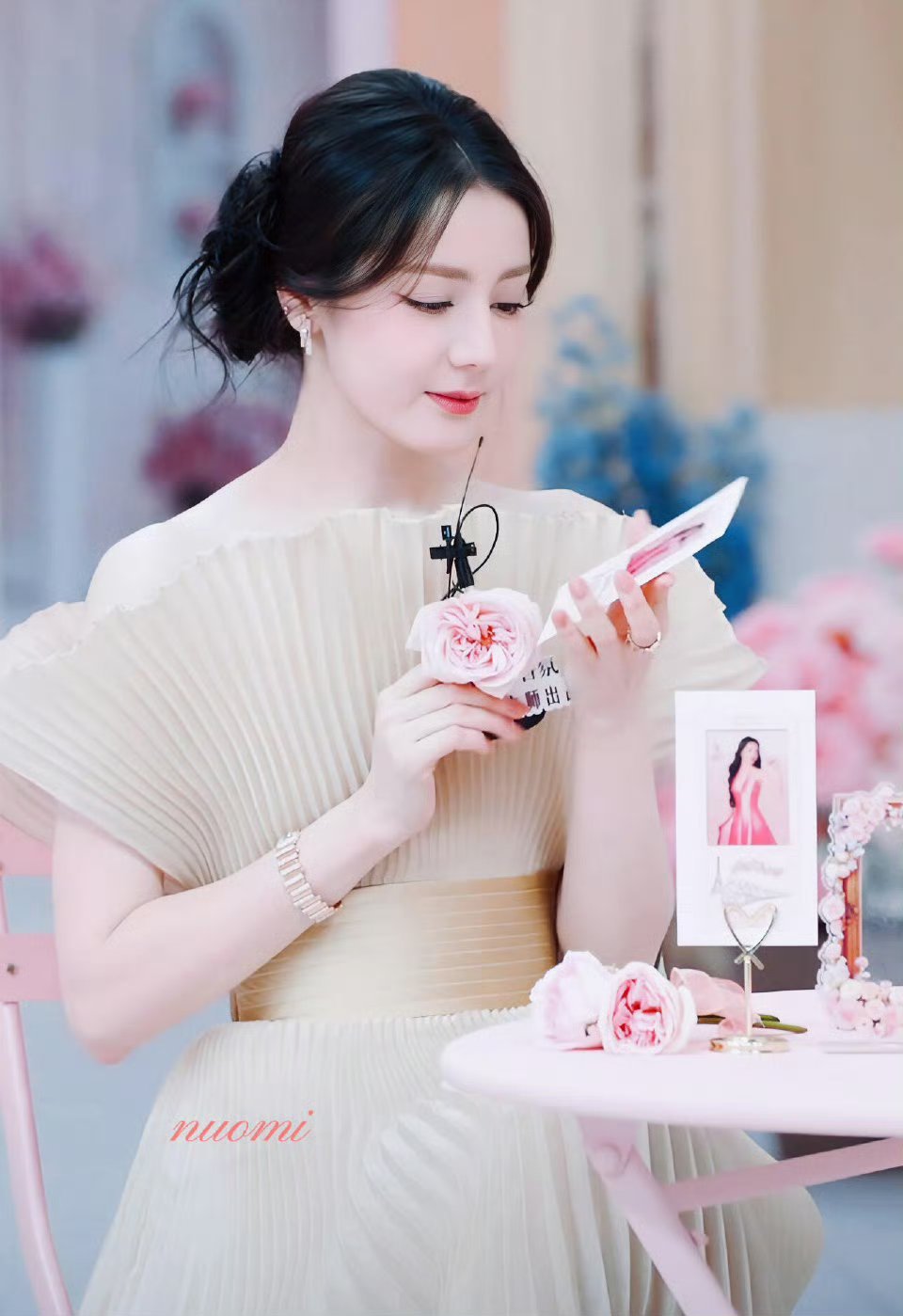 迪丽热巴直播这是谁家的花仙子啊～感觉已经闻到热巴的香气了热巴这个状态真好，还是那