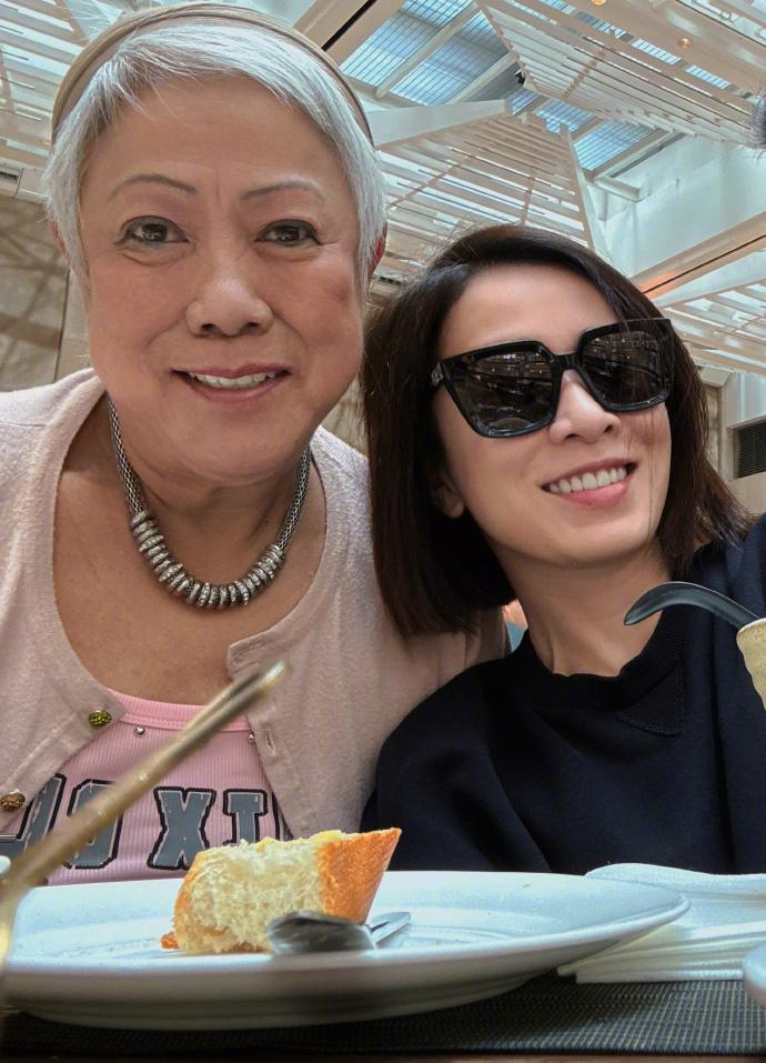 香港的女人都好优雅，
母亲节，佘诗曼晒出和72岁老妈的合照。
已经满头银发的年纪