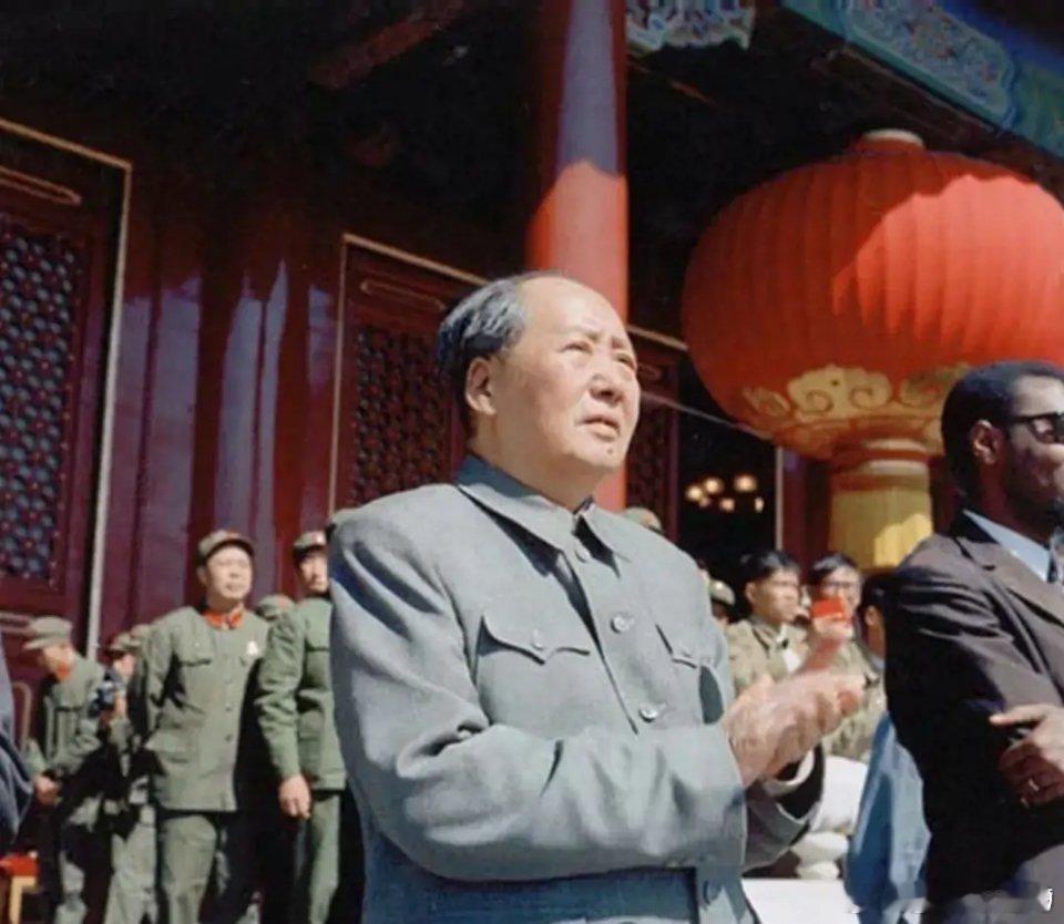 1948年8月，斯大林向中共发来了一份严肃的电报，警告说：“长江之役，毁灭之危如