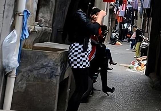 75岁的王大爷嫖娼，女方担心地问：“你这么大年纪，能行吗？”王大爷拍拍胸脯说：“