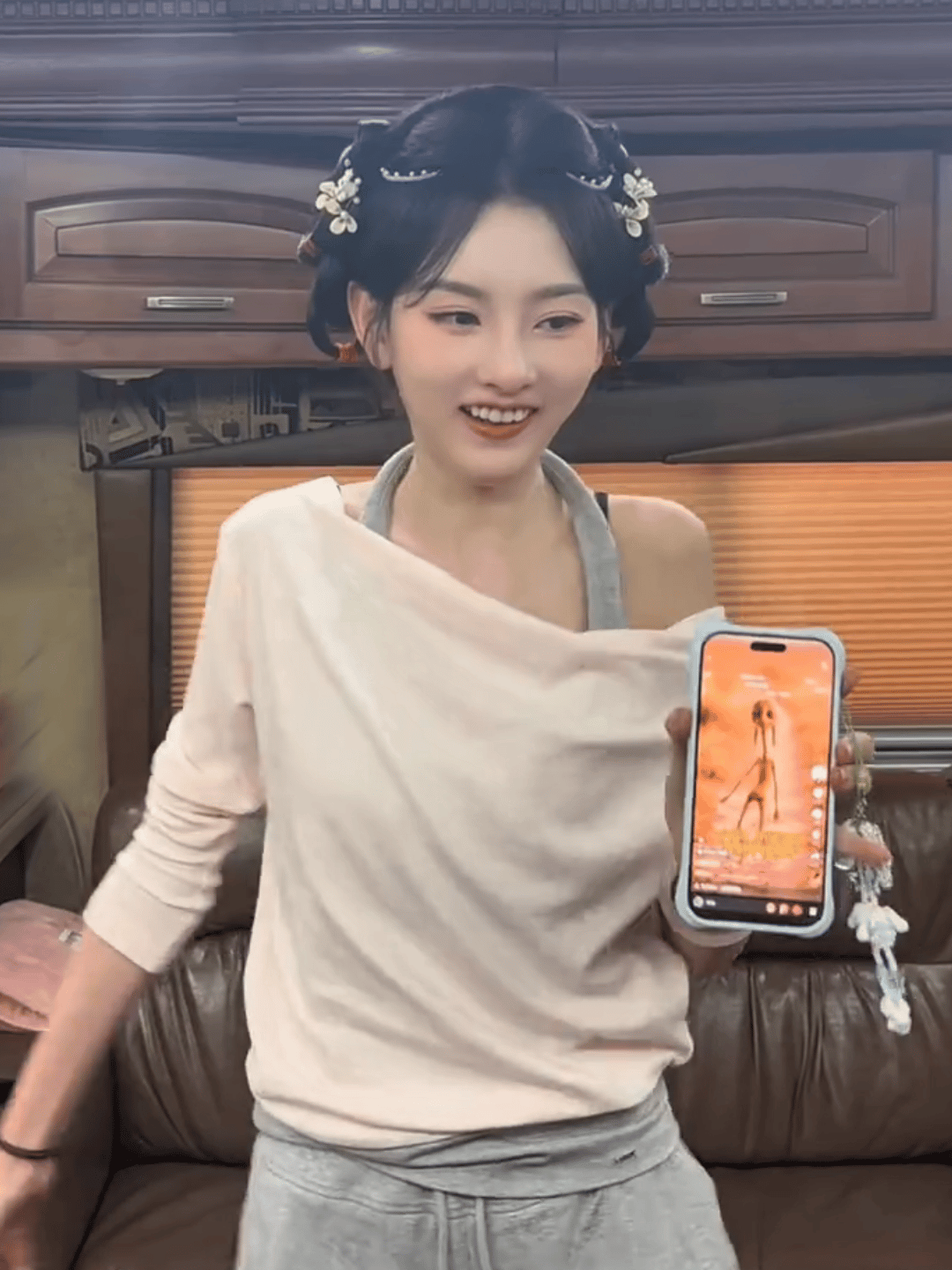 暴瘦得太深入人心，乍一眼还以为宋祖儿在学骷髅架子跳舞。
后知后觉，现在看到宋祖儿