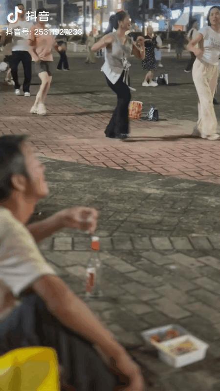 这或许已是人生的至高境界了！古代的皇帝也不过如此罢了！

稍有不同的是，这位大哥