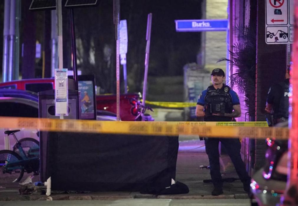 身穿伊朗国旗的枪手，在美国街头大开杀戒。当地时间 2026 年 3 月 1 日，