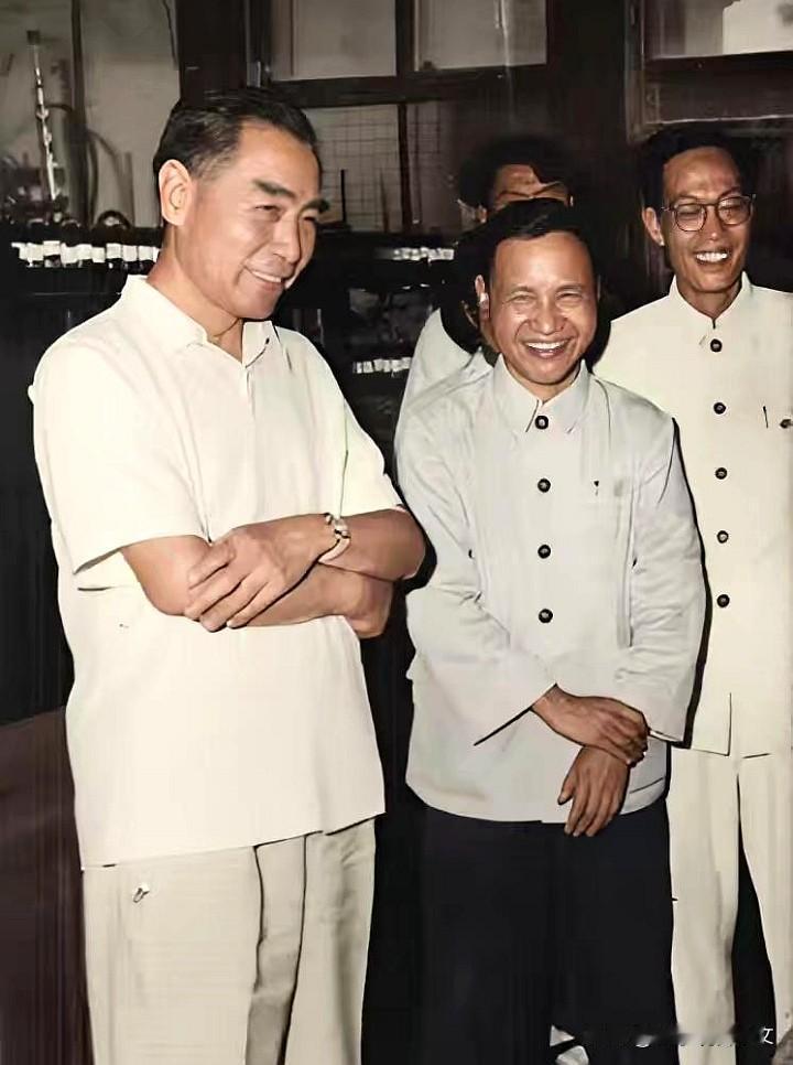 这是1959年5月28日周总理与南开大学的师生在一起。这一天，周总理格外的高兴。