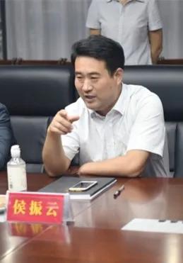 悼侯兄震云


 
        甲辰年十一月四日，吾闻卫辉市人大副主任侯兄震