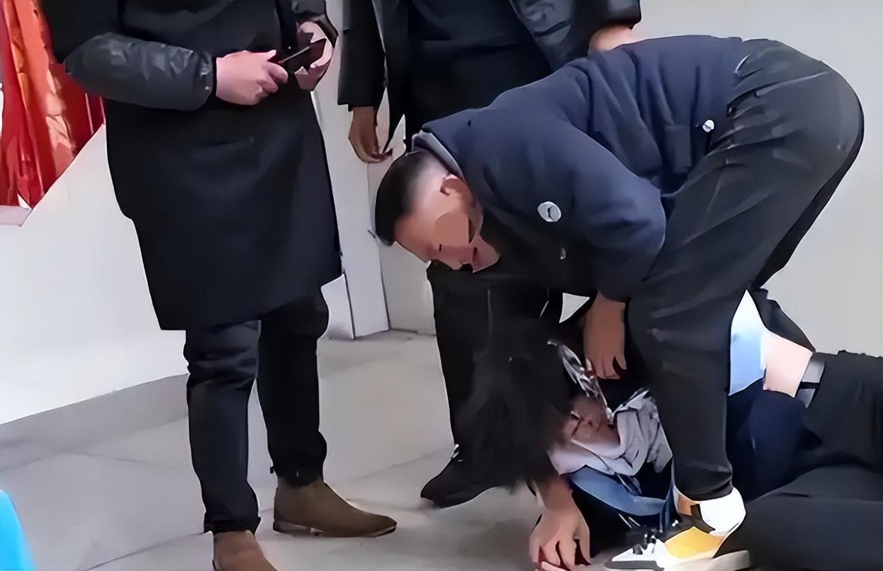 一体两面探讨“重庆某中学暴力剪发”事件
一体两面的讨论，换个说法，一件事情像一把