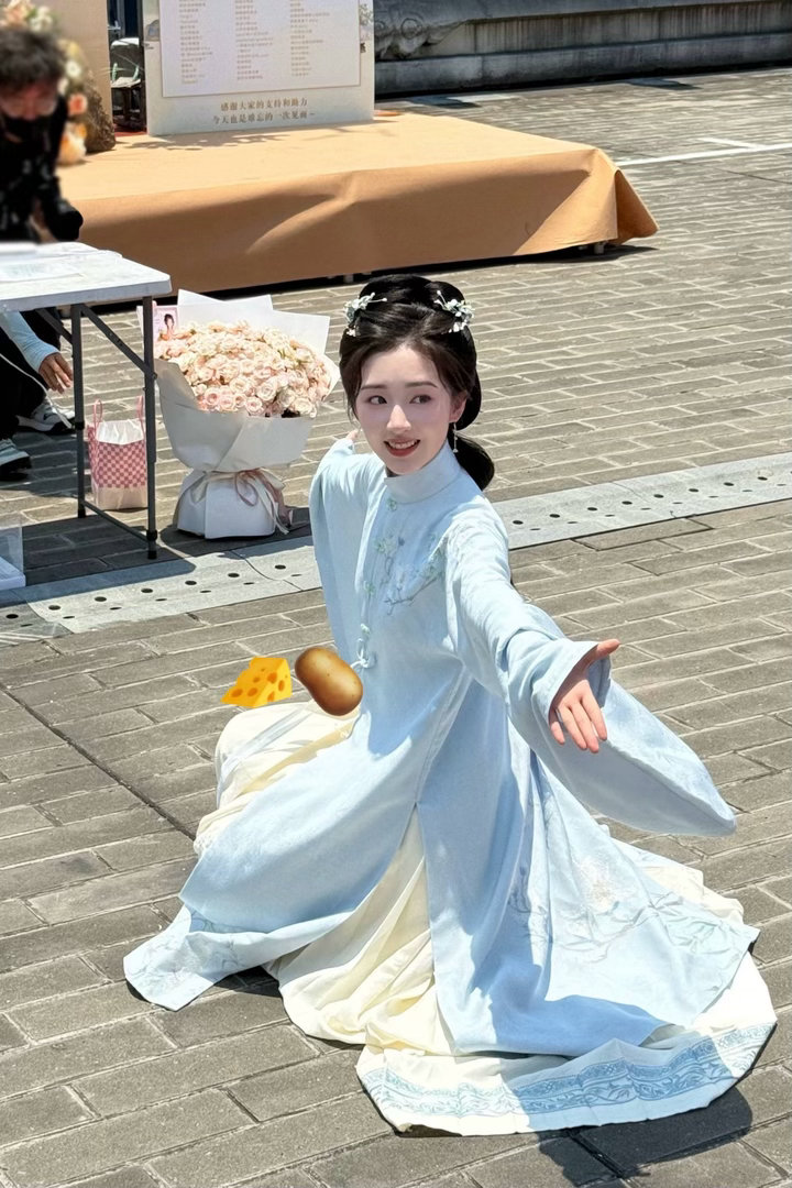 第一次在古偶看见女滑跪这一跪没有乞求的意味，反而是极致的偏爱，平日里清冷孤傲的女