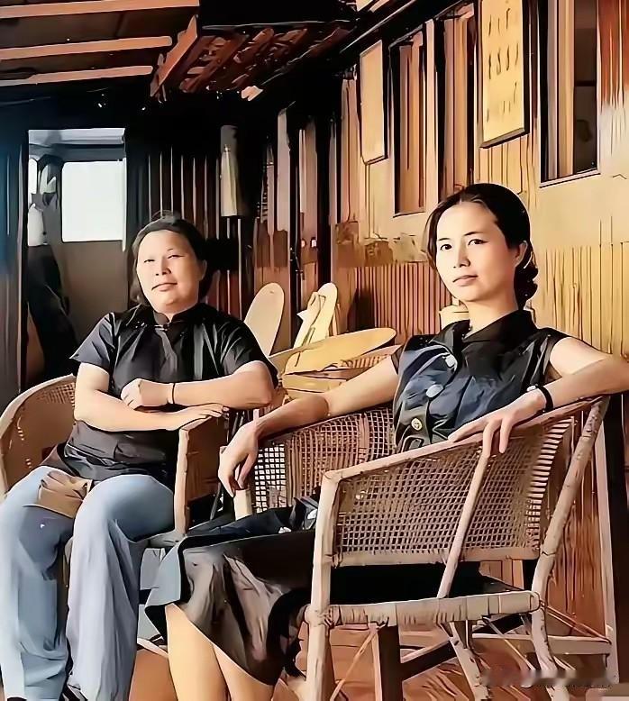 1959年长江江轮上的合影：两位元帅夫人，卸下戎装，静享江上闲时光
 
这张老照