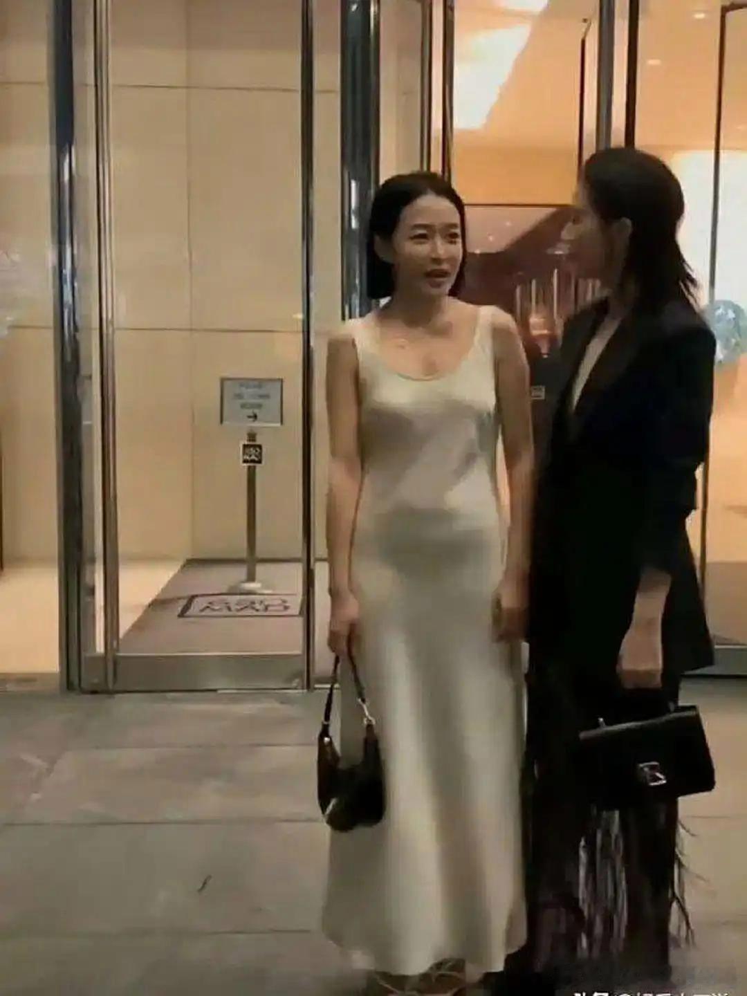 高圆圆旁边这是谁啊？？身材好好啊，就是这个裙子的布料…… ​​​