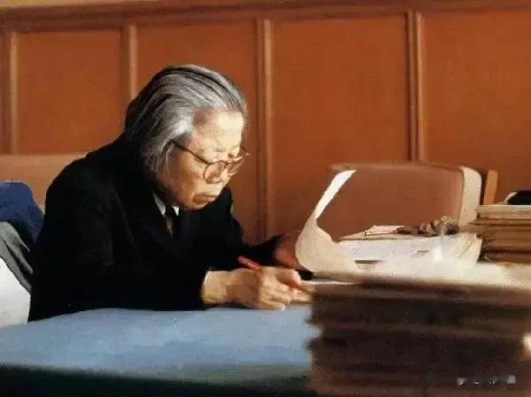 邓颖超的两份遗嘱
第一份遗嘱写于1982年6月17日，于1992年7月12日在人