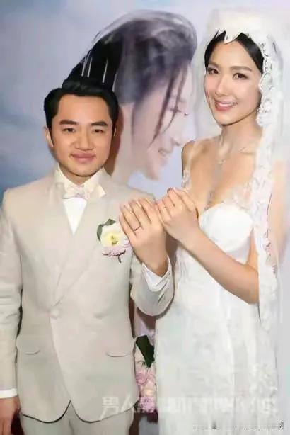 婚礼上的王祖蓝牵着他的白雪公主李亚男，如今他们携手同行数年还恩爱如初，真是羡慕了