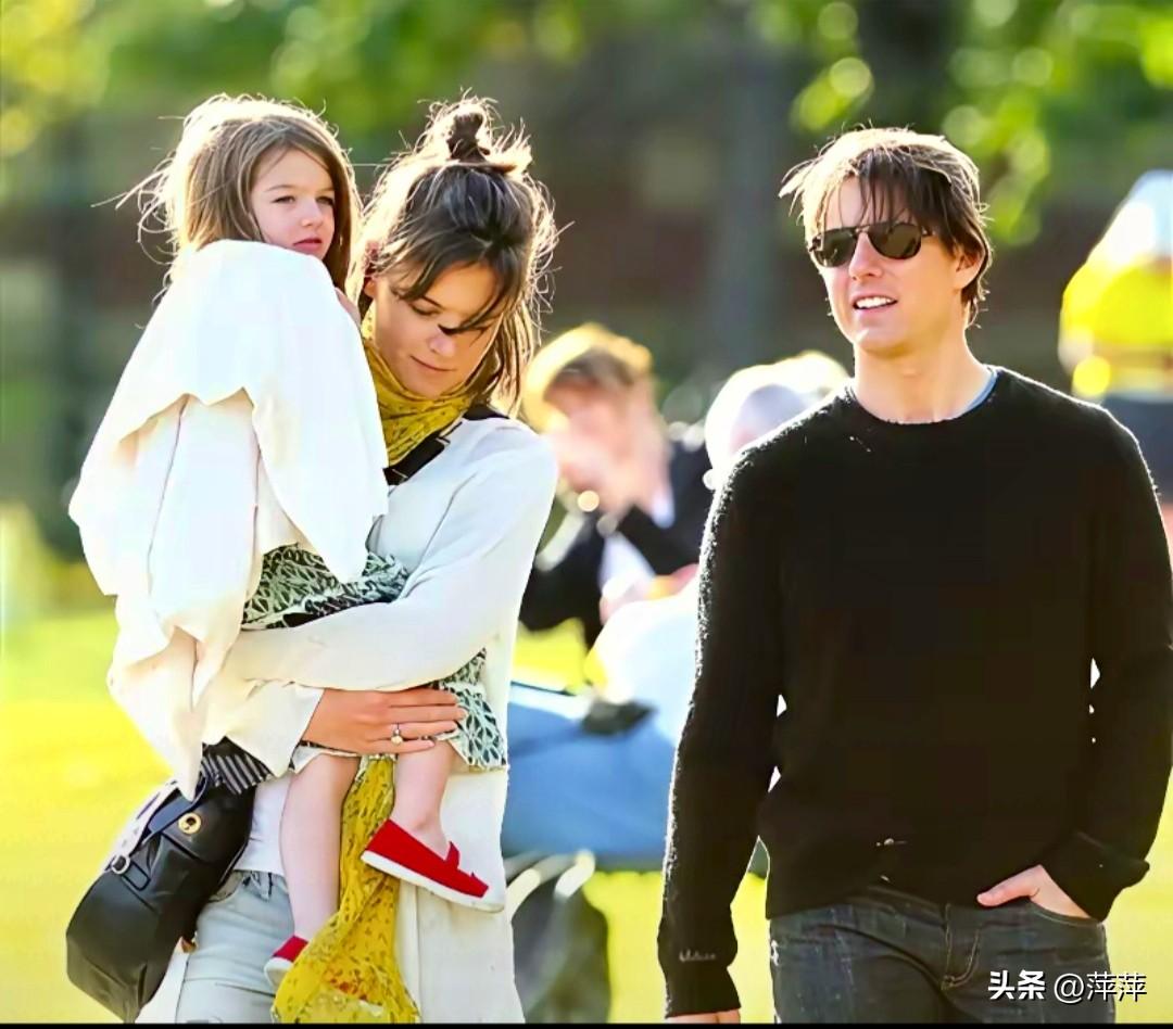 墨镜遮面难掩俊朗轮廓，黑色针织衫配牛仔裤简约随性，汤姆·克鲁斯单手插兜，笑容松弛