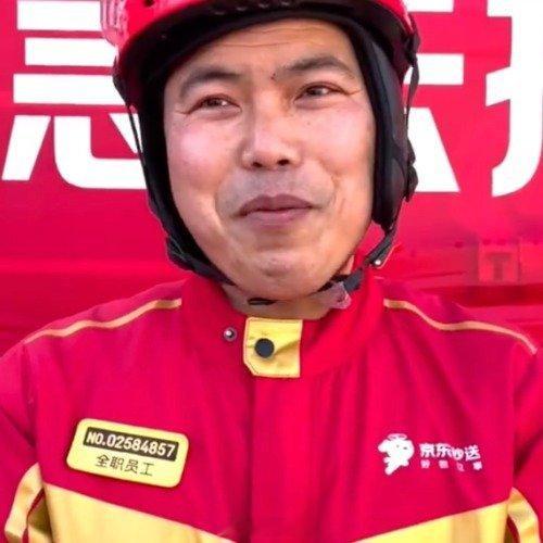 38岁父亲返乡当骑手称不想和孩子分开38岁的姜飞龙，告别十余年苏沪漂泊的打工生涯