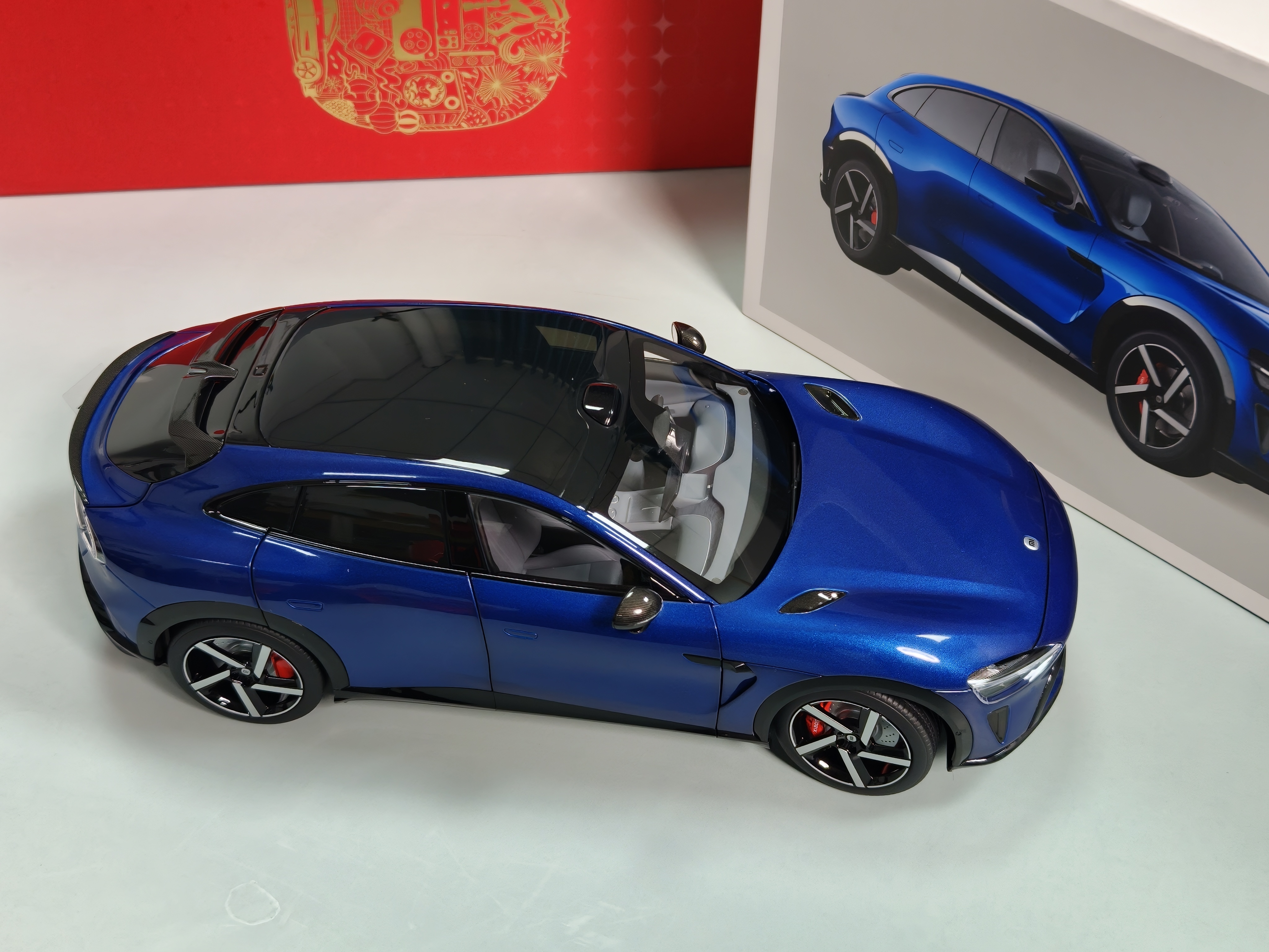 收到小米春节礼盒了，竟然是小米 YU7的车模，非常精致，也期待小米汽车新的一年再