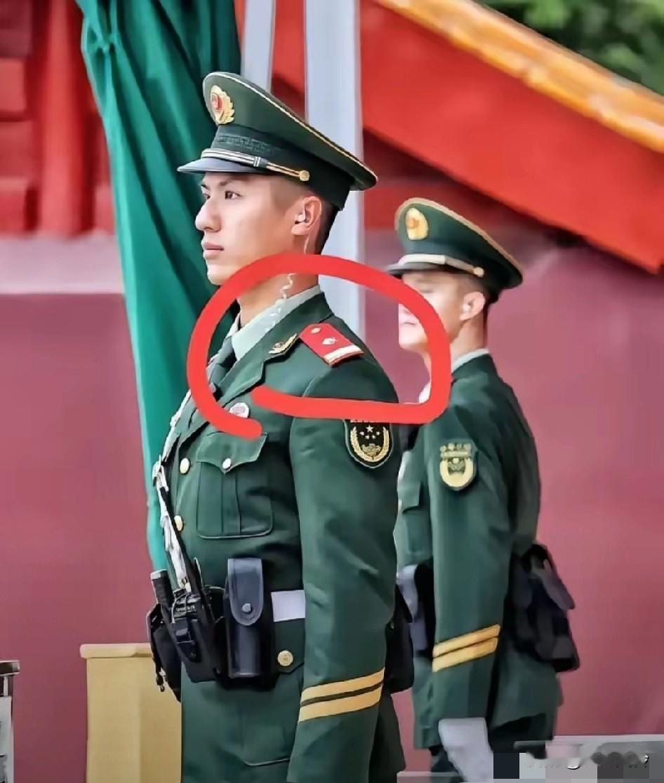 这属于军衔还是警衔？
这小哥长得挺好看的，
这是礼兵服衔吗？这是礼兵肩章吧，“礼