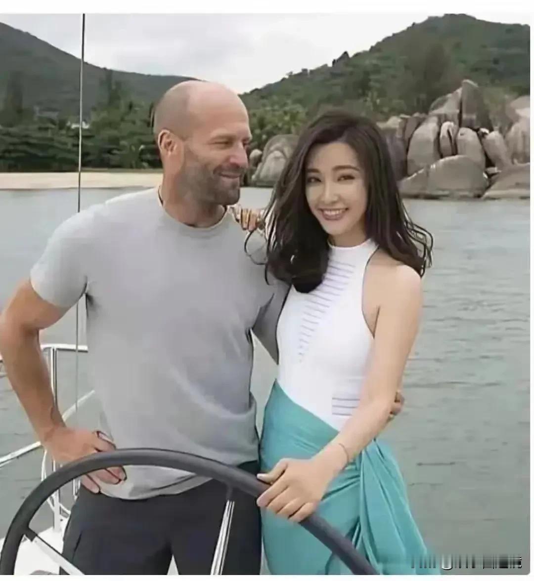 2017年，杰森斯坦森和李冰冰在海南三亚拍摄电影《巨齿鲨》时的一张合照。
杰森斯