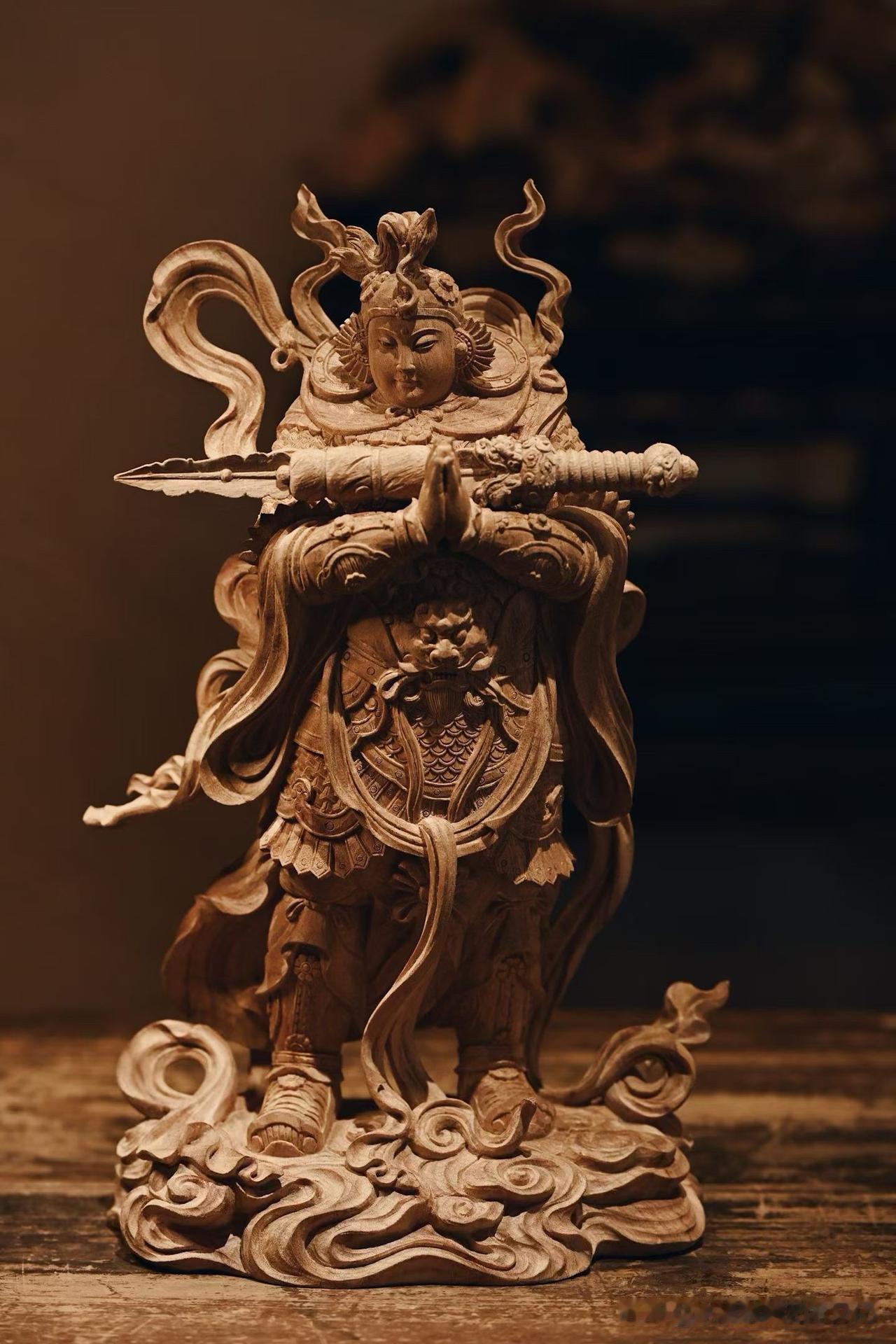 韦陀造像，既要有武将的威仪，也要有护法神的沉静。

这尊香樟木雕像，身披细密甲胄