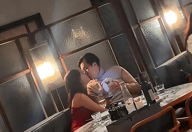 百亿银行主席马清铿别看已经60多了，精力可一点不比年轻人差，背着结婚30多年的原
