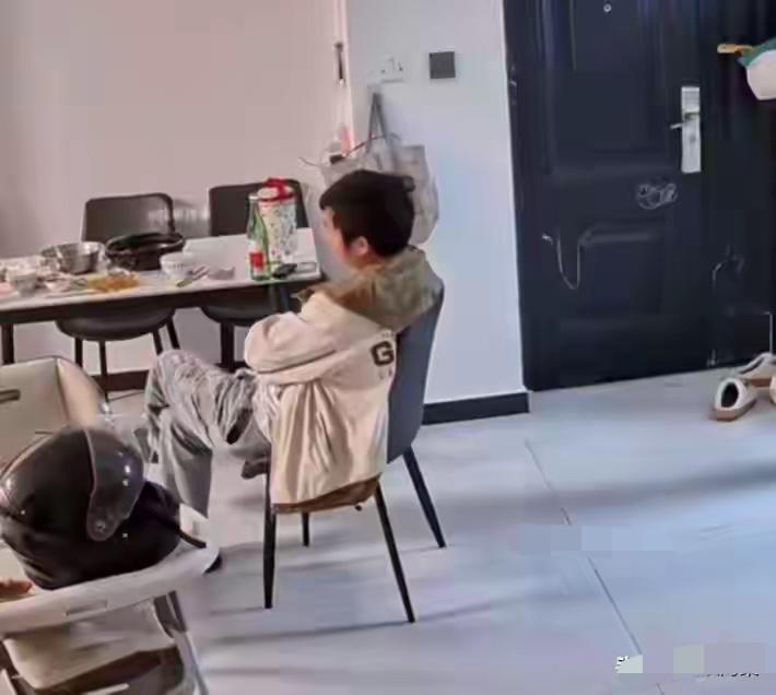 妻子晕倒丈夫冷眼旁观后续：已离婚，带走4个娃，大女儿处境堪忧

女子为丈夫生了五