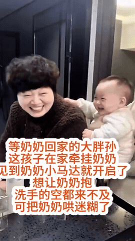 心都萌化了！
就说这神态，这活力，这笑声，一百个奶奶一百个沦陷，心都得萌化了，这