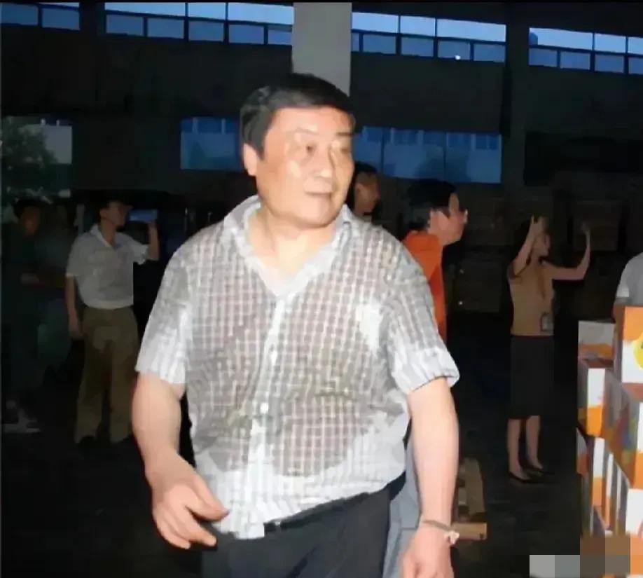 娃哈哈第一装卸工——宗庆后老先生！

旧照中，60多岁时的宗老，在旺季时还经常和