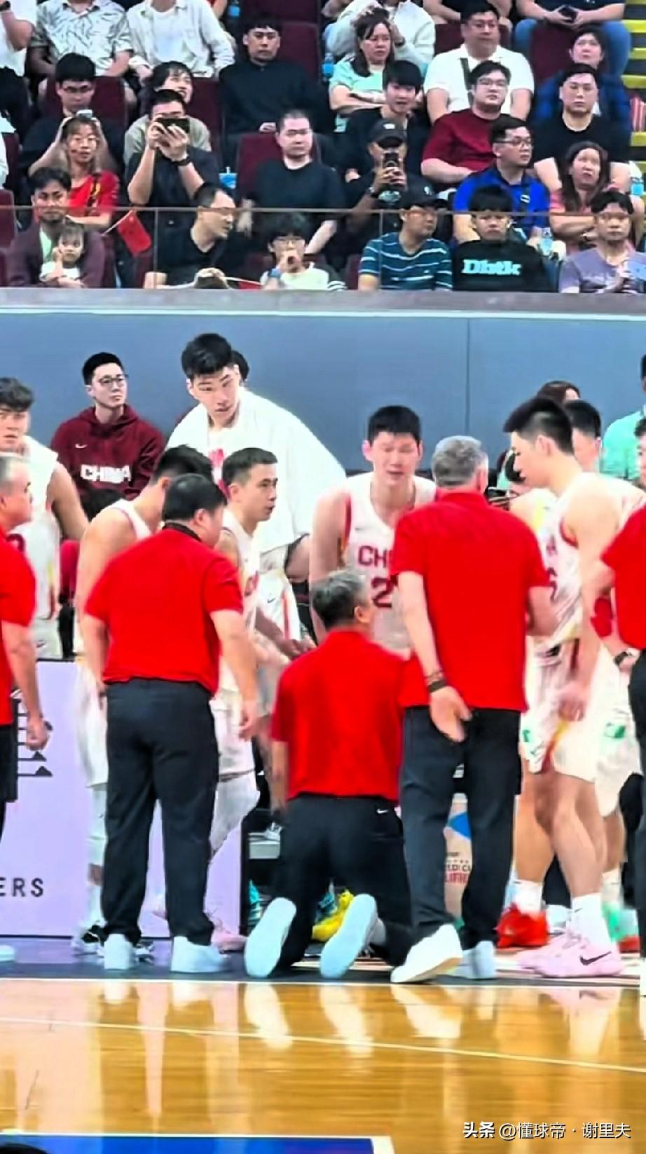 细节见真章！看到郭士强暂停跪地讲战术，让人肃然起敬！兢兢业业，倾其所有，不顾及身