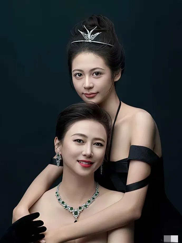 女神翁虹和她的漂亮女儿
女儿一点儿也不比妈妈逊色
完全遗传了妈妈的高颜值
母女如