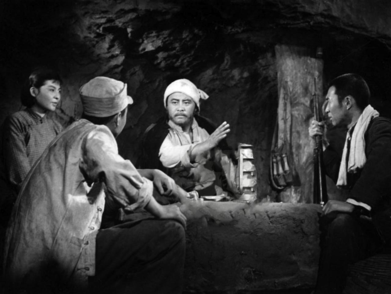 1943年，他熬不住刑，供出一个据点：“那里没人，早撤了。”可带敌人赶到时，屋里