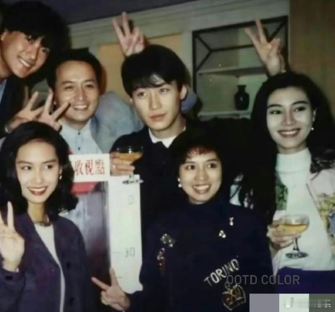 黎明真不愧是淡颜系的神！在朱茵李嘉欣这群浓颜大美女中间依旧突出 ​​​