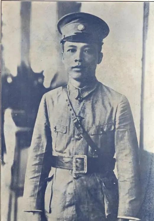 1941年，51岁的陈济棠携夫人，正坐在专机上，闭目养神。突然，被一名年轻女子喝