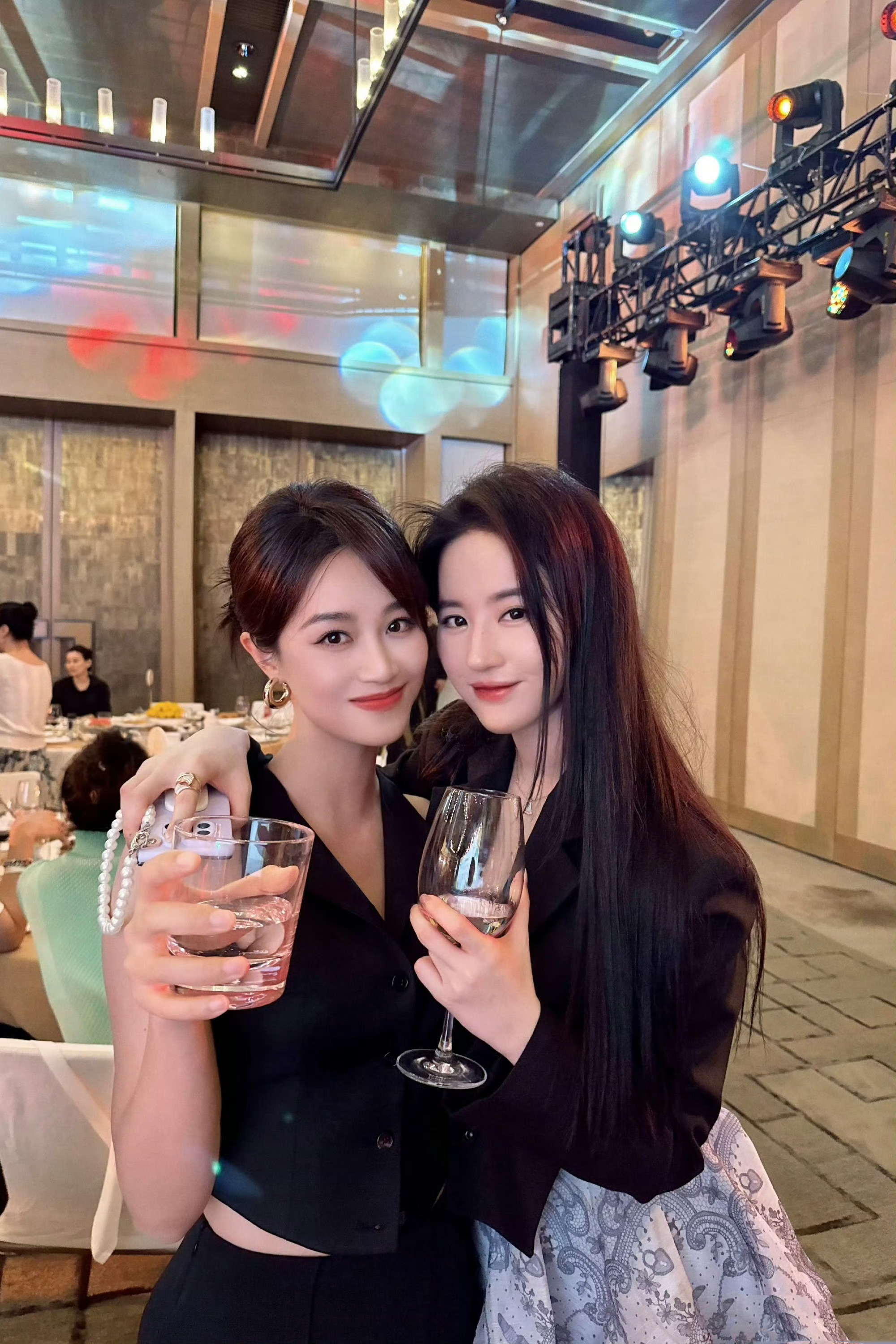 👩🏻‍🦰同框，芝芝和玫玫蓝盈莹&刘亦菲 #蓝盈莹晒与刘亦菲合照# ​​​