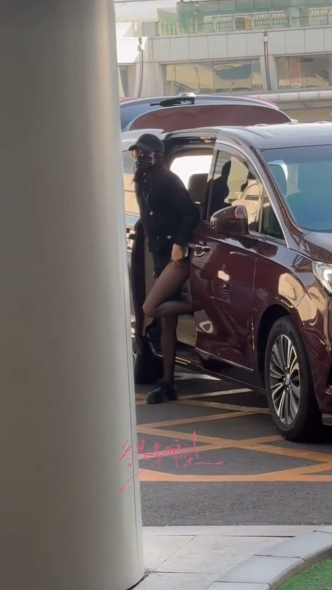 吃甜品的漂亮姐姐迪丽热巴啊啊啊热巴这个大长腿……黑丝鲨我