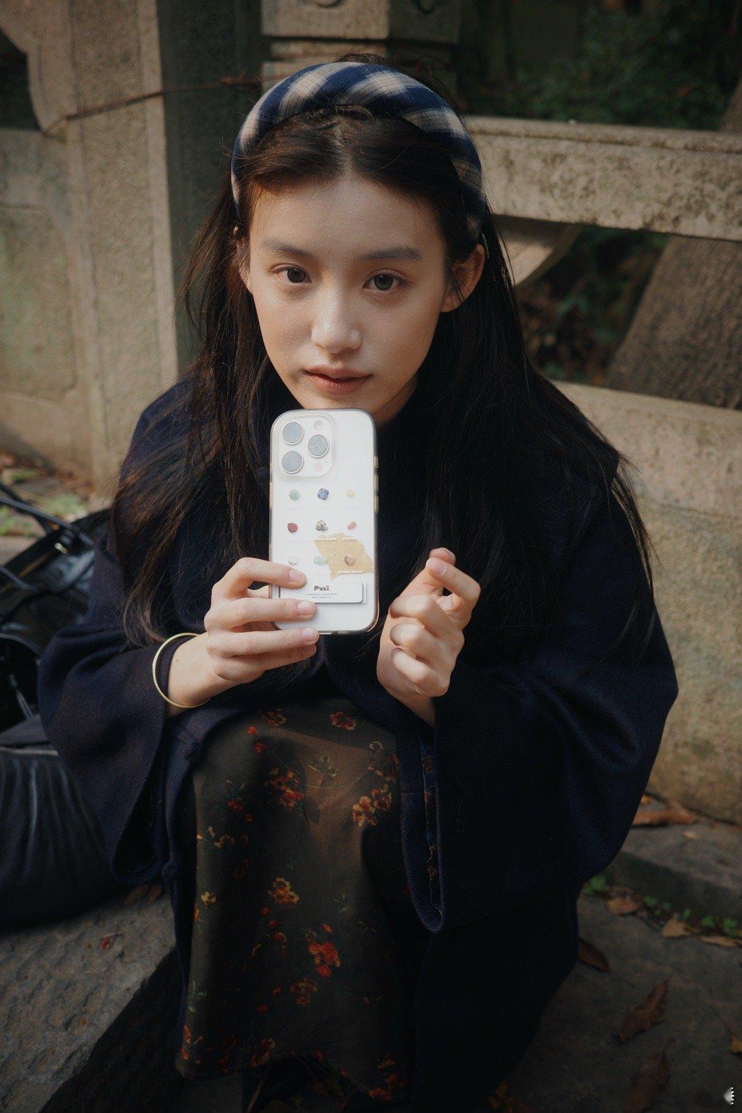 手机壳里的银杏是二〇二五年秋岁岁不过如此“旧事已过，都变成新的了。” 