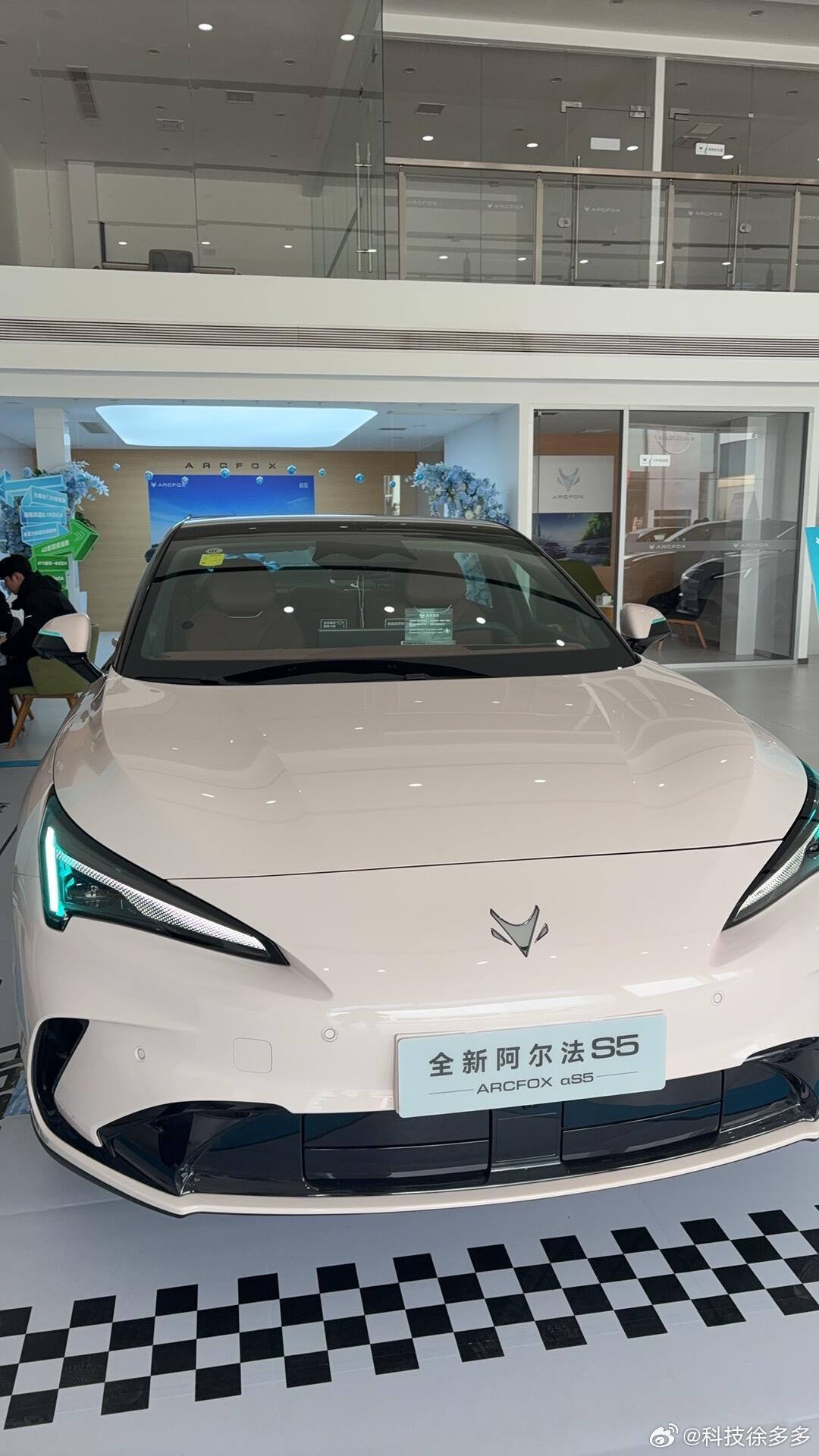 CLTC纯电续航能到708公里，周末来个短途自驾游基本不用中途充电，续航挺扎实。