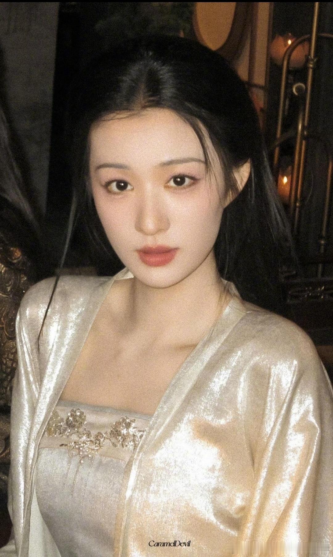 王楚然一看手机天又塌了真的是等比例放大版！这眉眼从小就这么能打，颜值太权威了！ 