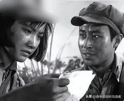 一个18岁的姑娘姜达泉，眼看追兵一脚踹开了家门，她一咬牙，跳上炕，挨着那个满头是