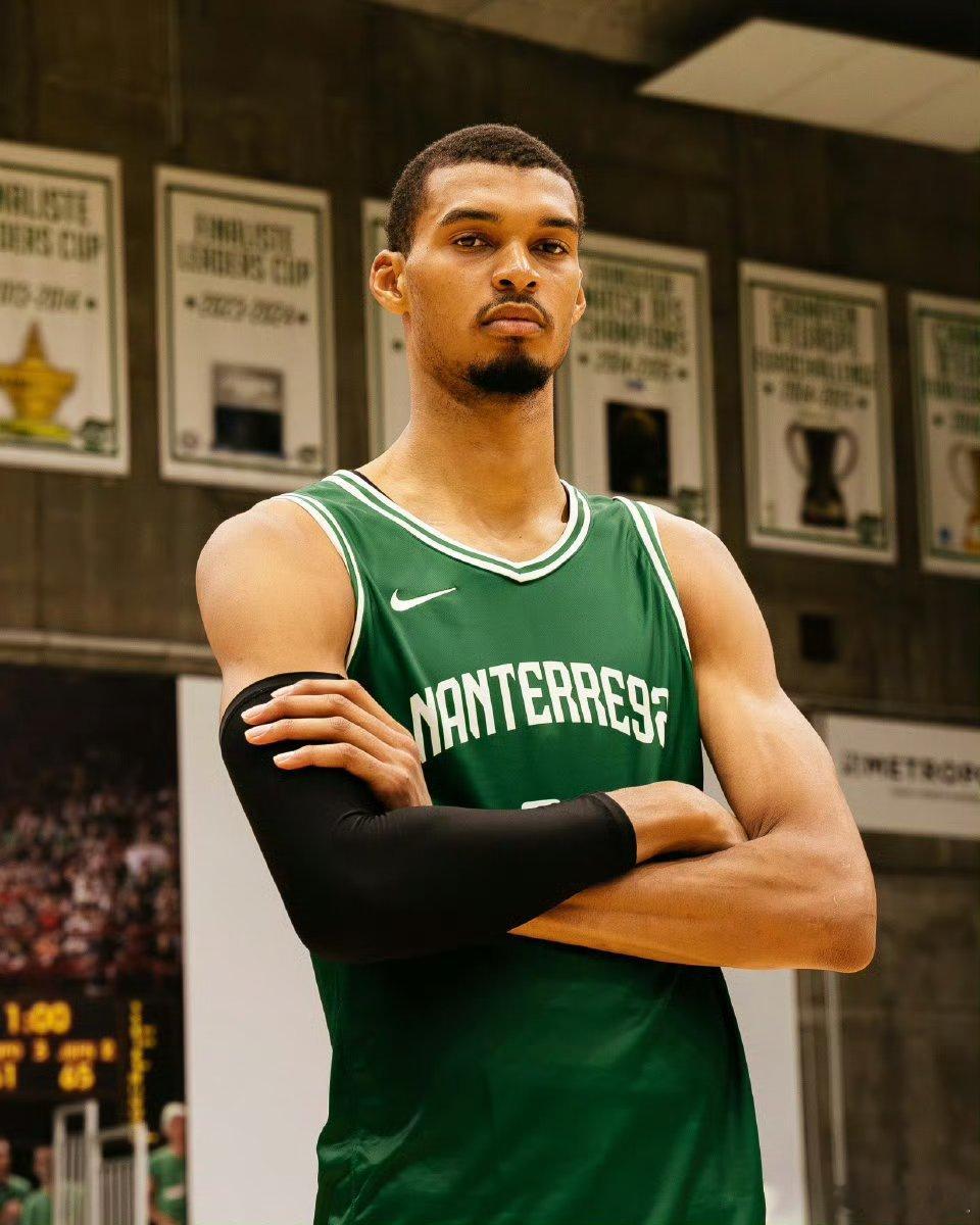 文班亚马在本赛季常规赛最有价值球员、最佳防守球员、最快进步球员和最佳第六人的争夺