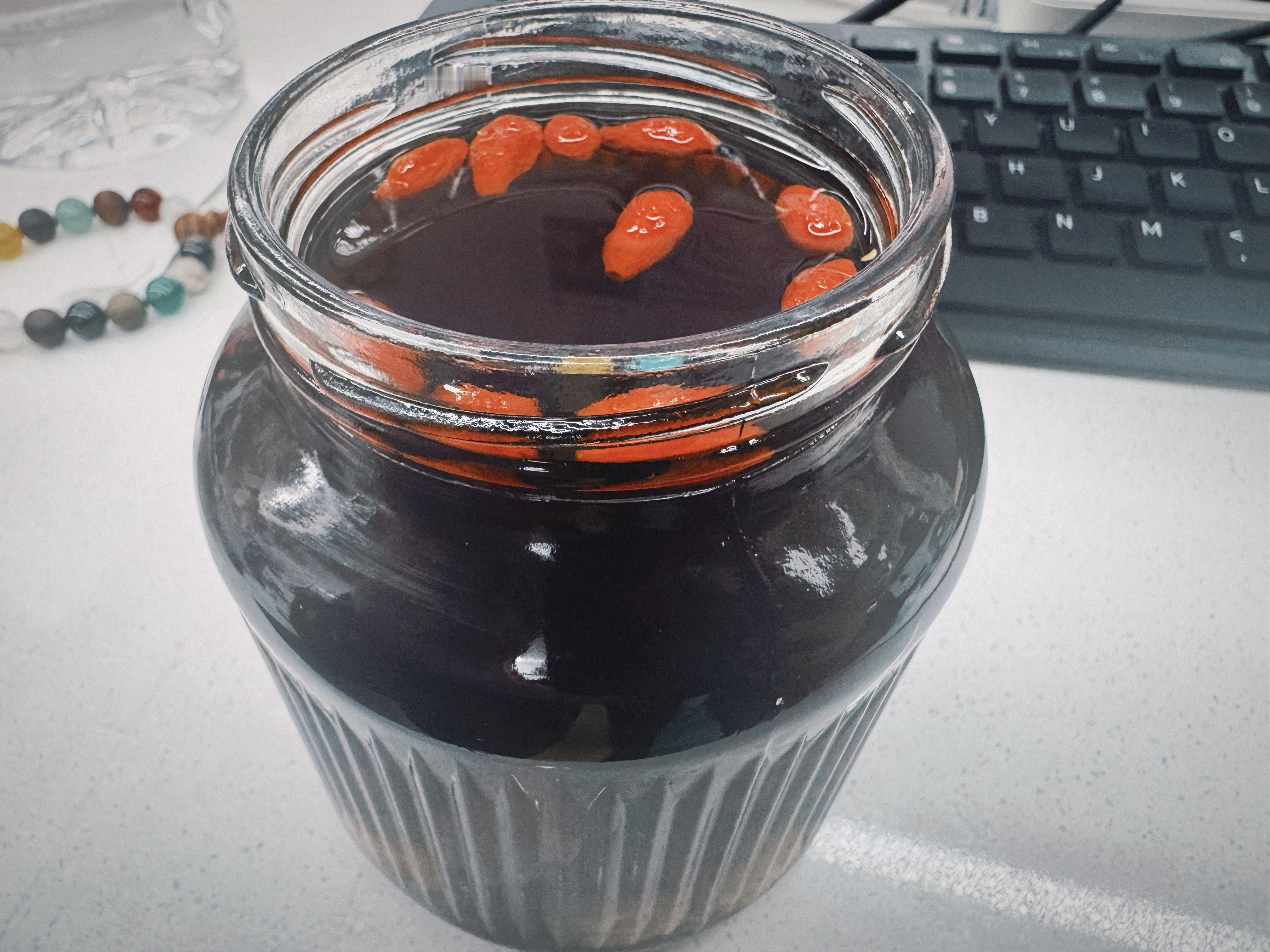 我还给自己点了一个桂圆红枣枸杞茶（明天自己煮，今天偷懒叫外卖），闻着桂圆红枣那个