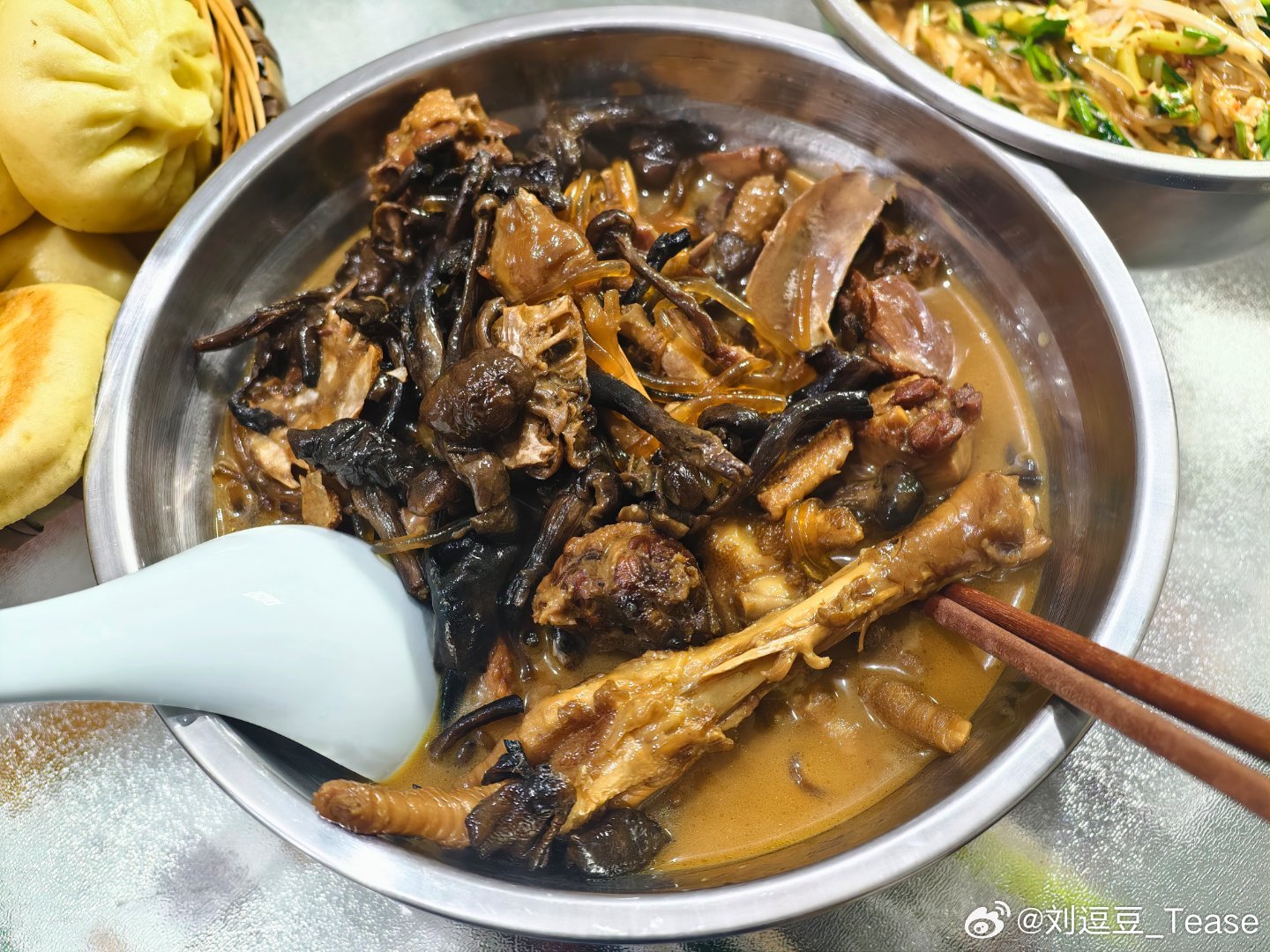 本来要去锻炼的老丈人直接掏出这俩菜问我喝不喝那还说啥了整！我的美食日记东北