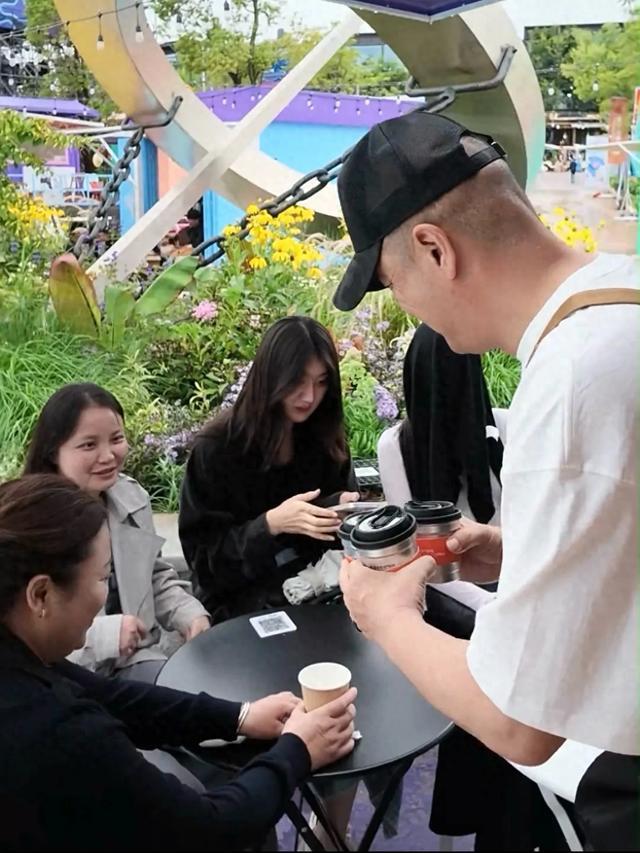 李亚鹏咖啡店开业，家人集体赶来捧场
 
说起李亚鹏，早年是家喻户晓的实力派演员，