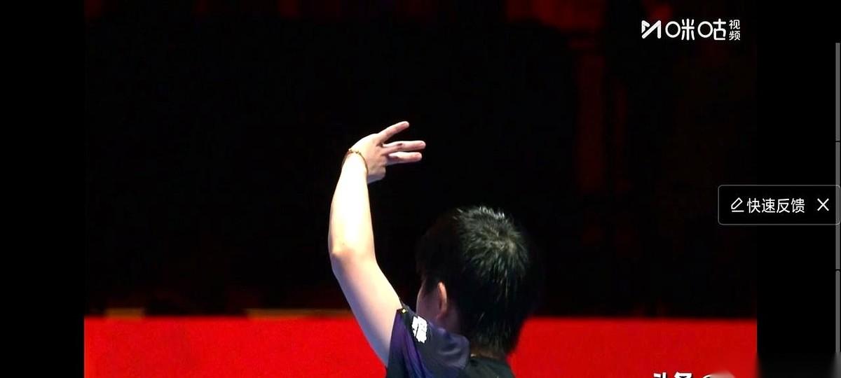 孙颖莎又一次拿下了世界杯女单冠军。
4比1，大比分定格，对面的王曼昱放下了球拍。