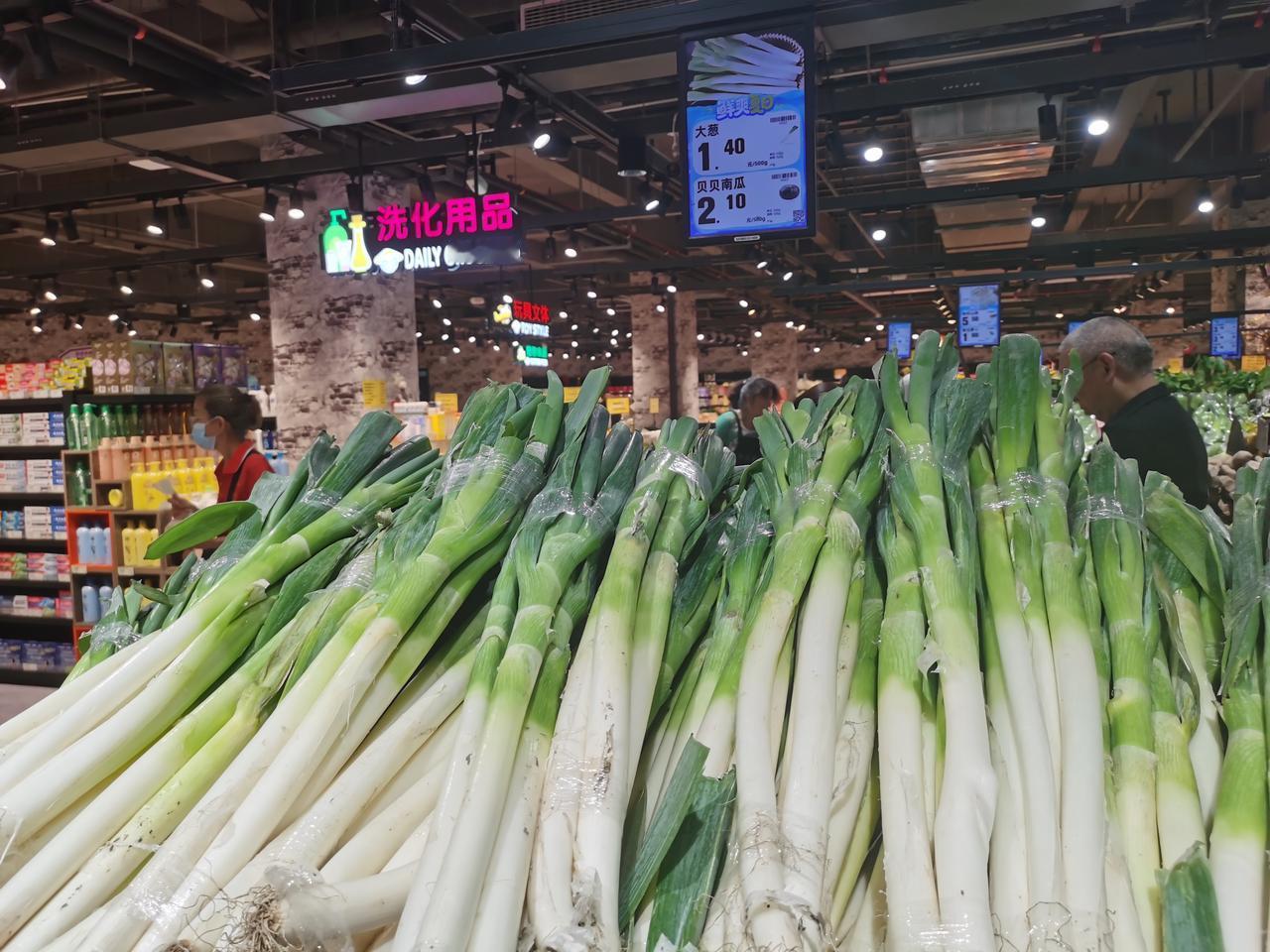 看看郑州今天的菜价
下午去刘先生超市里买菜，大白菜6毛一斤，
大葱1元3毛一斤，
