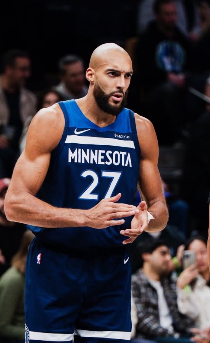 戈贝尔本赛季只让对手在篮下投篮命中率48.2%。在NBA出场25次以上的球员中，